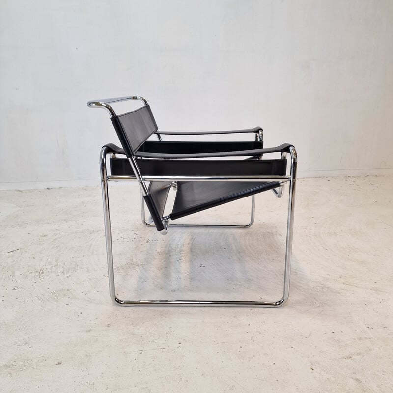 Paar vintage Wassily fauteuils in chroomstaal en zwart leer van Marcel Breuer, Italië 1990