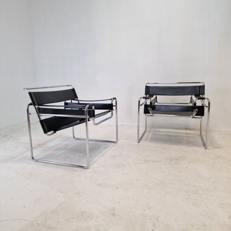 Paar vintage Wassily fauteuils in chroomstaal en zwart leer van Marcel Breuer, Italië 1990