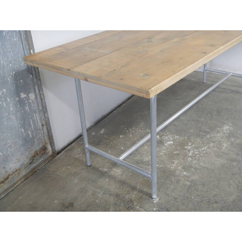 Table vintage avec base en aluminium et plateau en sapin
