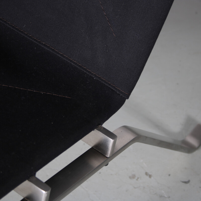 Par de cadeiras PK22 vintage em metal cromado e tela preta de Poul Kjaerholm para Fritz Hansen, Dinamarca 2010
