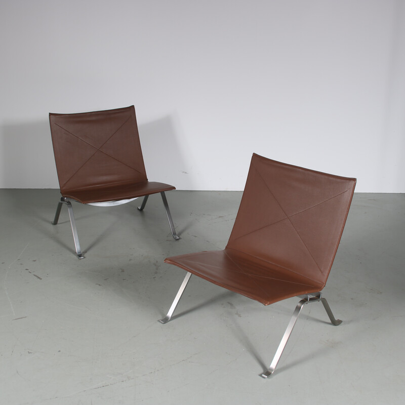 Pair of vintage PK22 chairs in chrome metal and brown leather by Poul Kjaerholm for Fritz Hansen, Denmark 1980