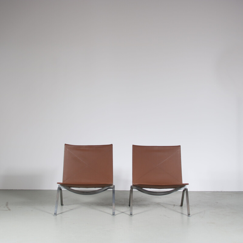 Ein Paar PK22 Stühle aus verchromtem Metall und braunem Leder von Poul Kjaerholm für Fritz Hansen, Dänemark 1980