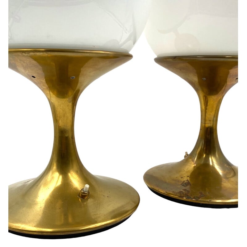 Par de candeeiros de mesa vintage em latão e vidro opalino de Ingo Maurer para Stilnovo, Itália 1960