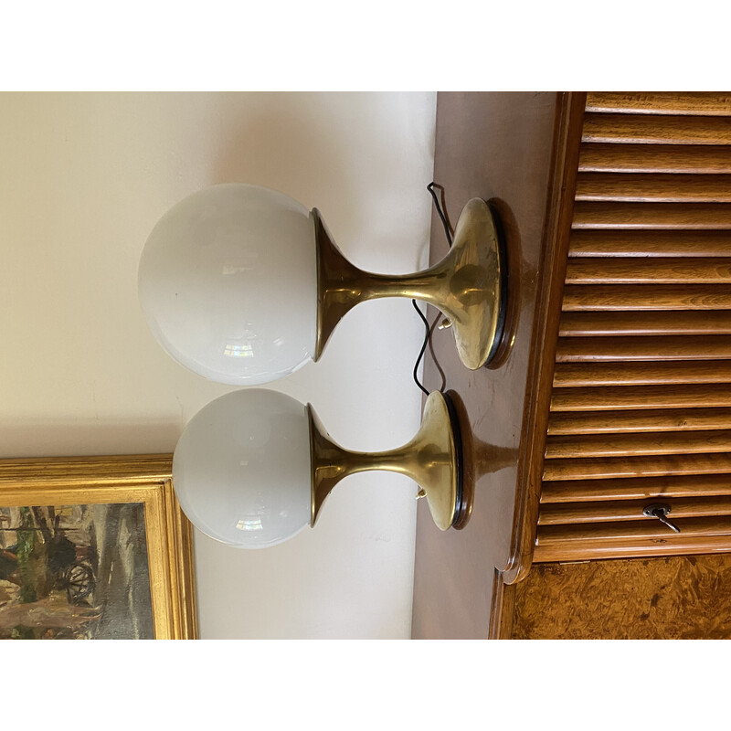 Par de candeeiros de mesa vintage em latão e vidro opalino de Ingo Maurer para Stilnovo, Itália 1960