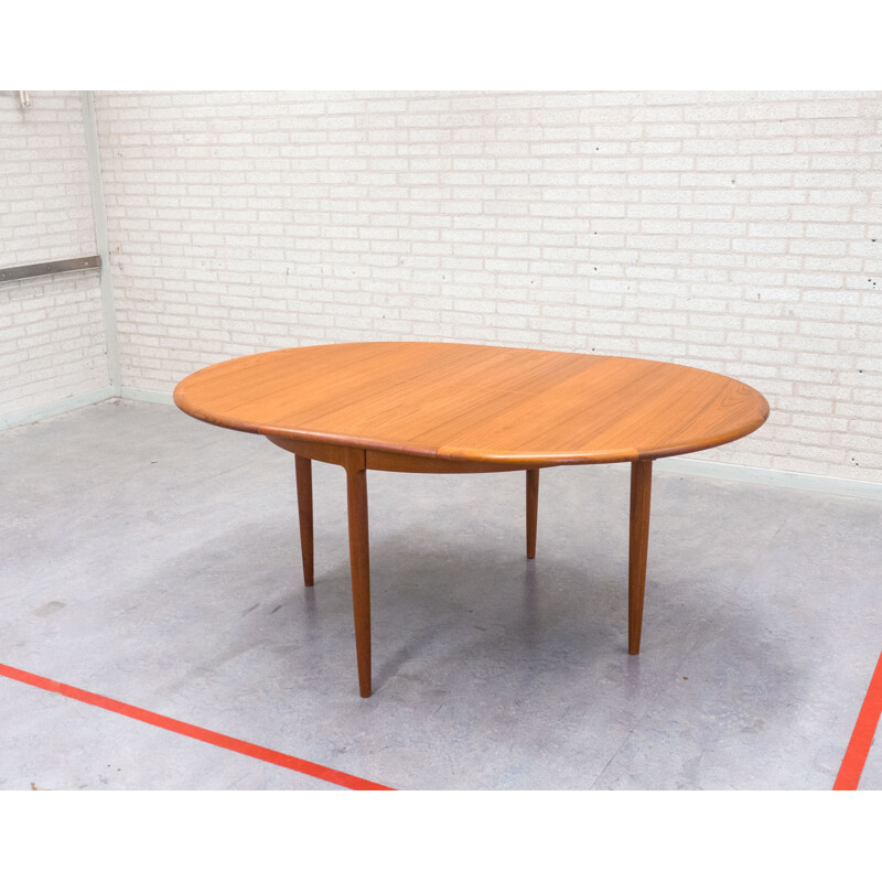 J.L. Møller Møbelfabrik extendable teak dining table designed by Niels Otto Møller - 1960s