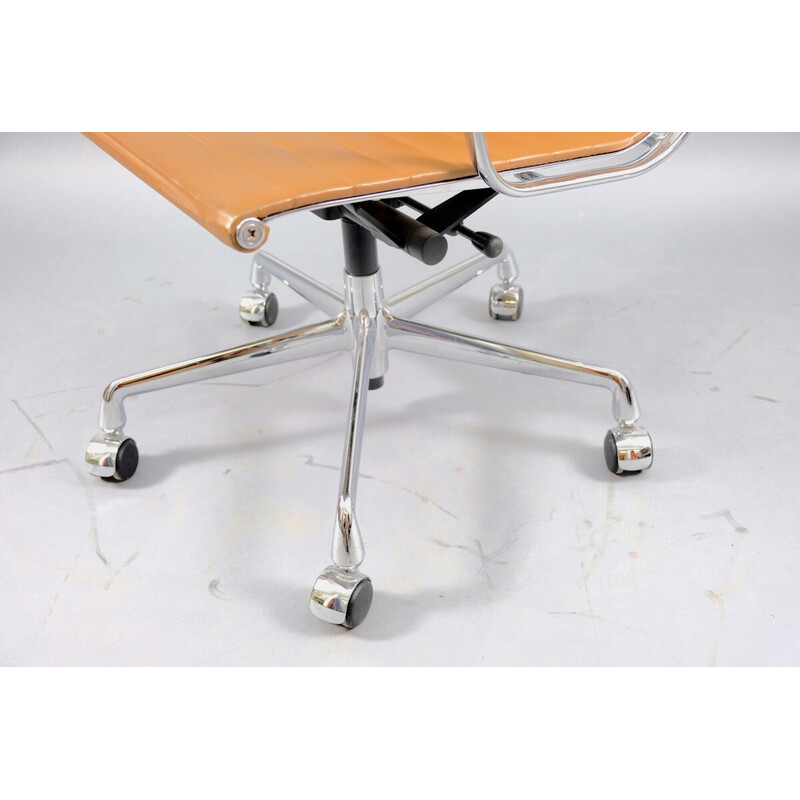 Vintage-Drehsessel aus Aluminium und Leder von Charles und Ray Eames für Vitra, Deutschland 1959