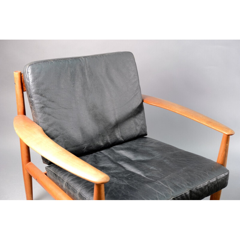 Paire de fauteuils vintage en teck et cuir noir par Grete Jalk pour pour France et Søn