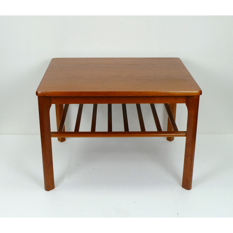 Table d'appoint en teck moderne danoise avec étagère de journal - 1960