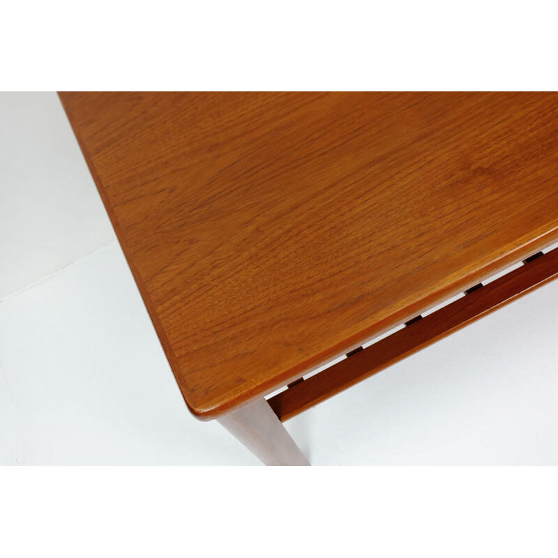 Table d'appoint en teck moderne danoise avec étagère de journal - 1960