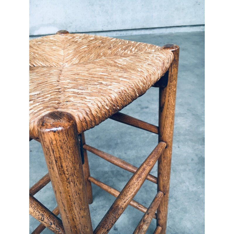 Tabouret de bar vintage en chêne massif avec assise en jonc tressé, France 1950