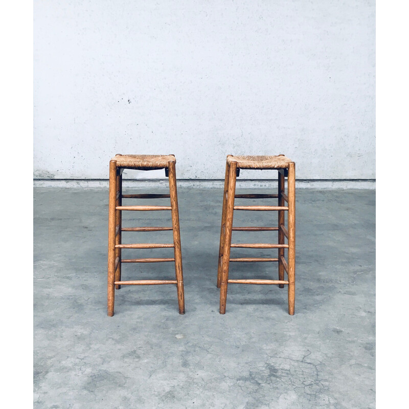 Tabouret de bar vintage en chêne massif avec assise en jonc tressé, France 1950