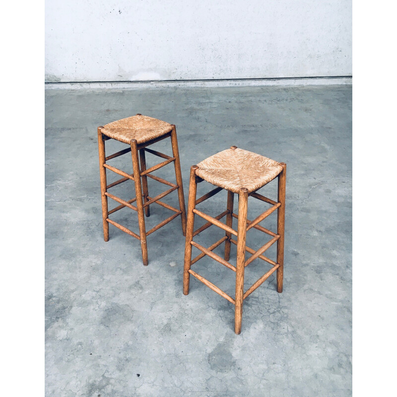 Tabouret de bar vintage en chêne massif avec assise en jonc tressé, France 1950