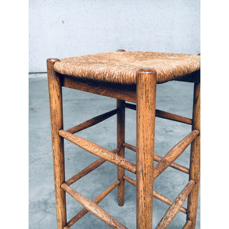 Tabouret de bar vintage en chêne massif avec assise en jonc tressé, France 1950