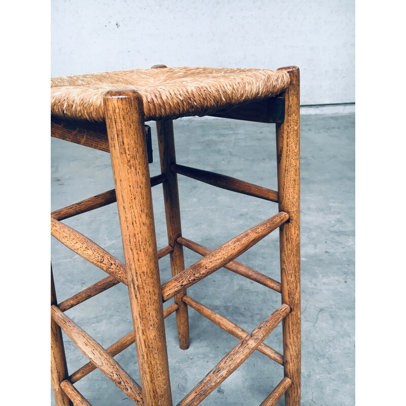 Tabouret de bar vintage en chêne massif avec assise en jonc tressé, France 1950