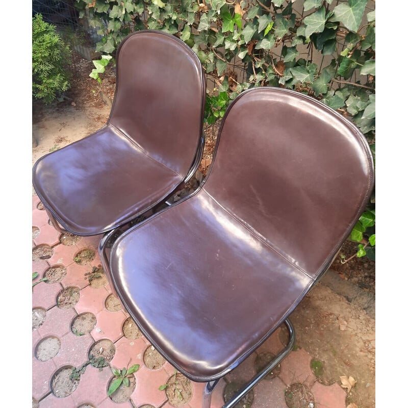 Paire de chaises vintage recouvertes de cuir de vachette par Gastone Rinaldi, Italie 1960