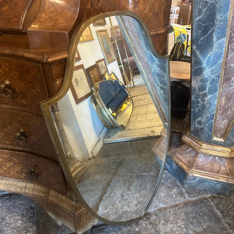 Specchio da parete a forma di scudo in ottone vintage, 1950