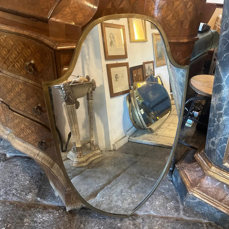 Specchio da parete a forma di scudo in ottone vintage, 1950