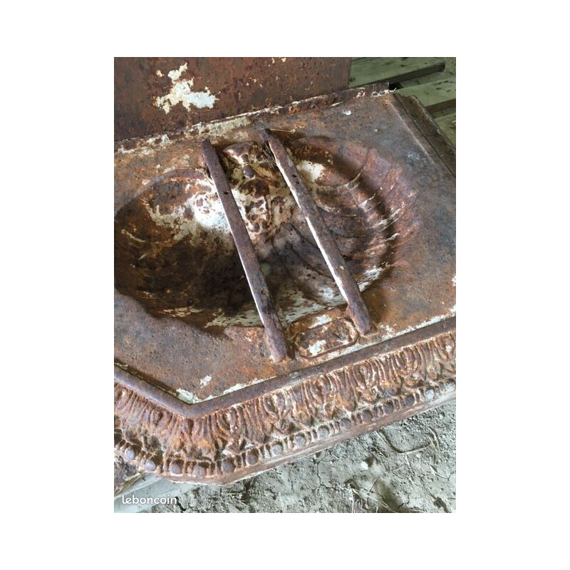 Vintage fountain pump in cast iron and bronze