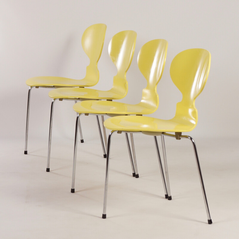 Ensemble de 4 chaises fourmi jaunes en contreplaqué et en chrome par Arne Jacobsen pour Fritz Hansen - 1950