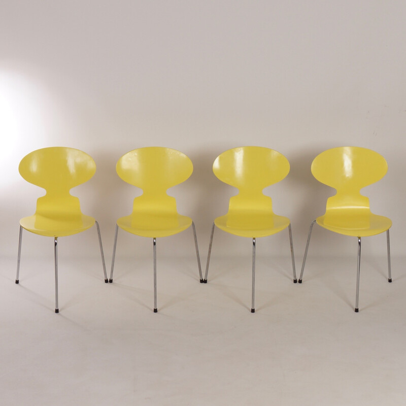 Ensemble de 4 chaises fourmi jaunes en contreplaqué et en chrome par Arne Jacobsen pour Fritz Hansen - 1950