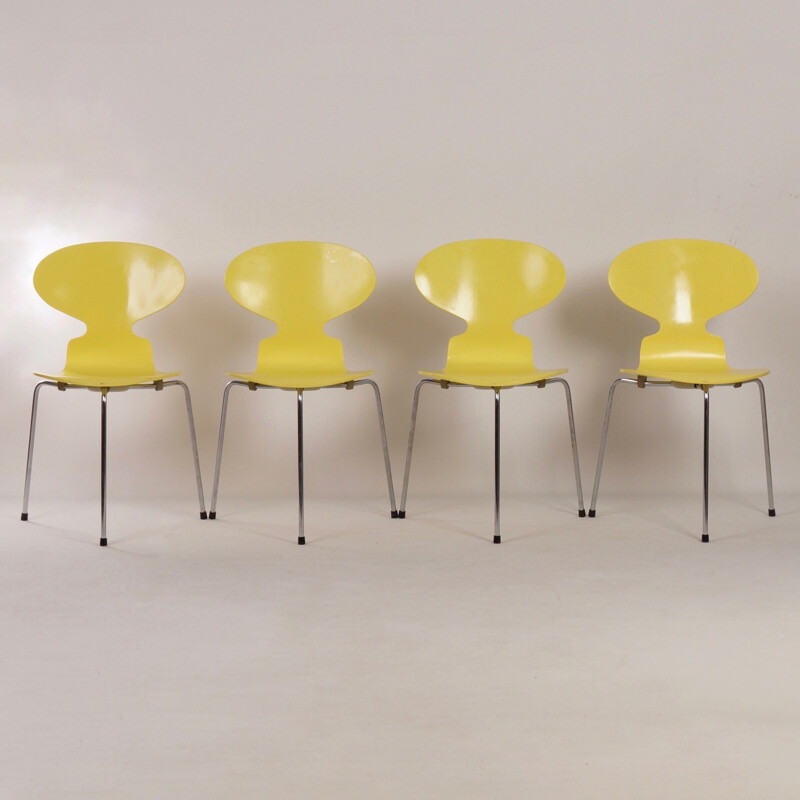 Ensemble de 4 chaises fourmi jaunes en contreplaqué et en chrome par Arne Jacobsen pour Fritz Hansen - 1950