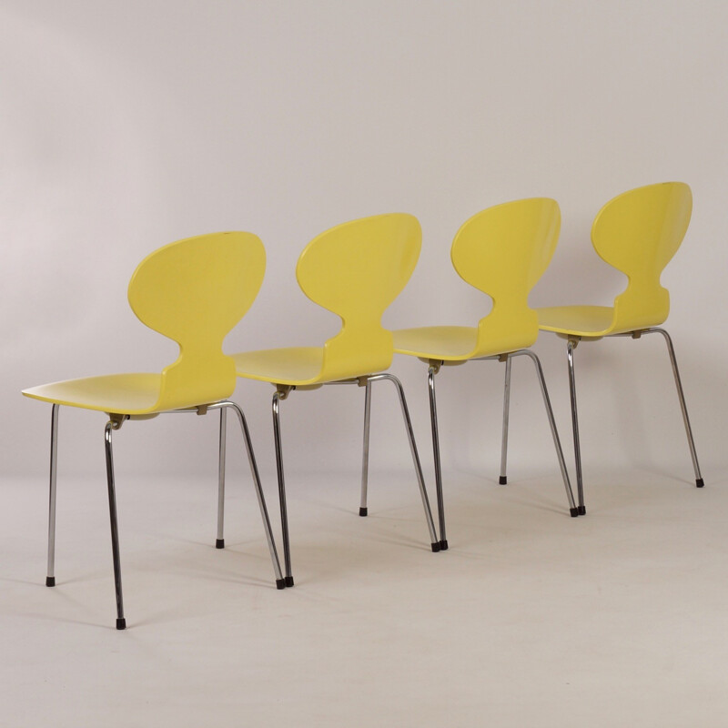 Ensemble de 4 chaises fourmi jaunes en contreplaqué et en chrome par Arne Jacobsen pour Fritz Hansen - 1950