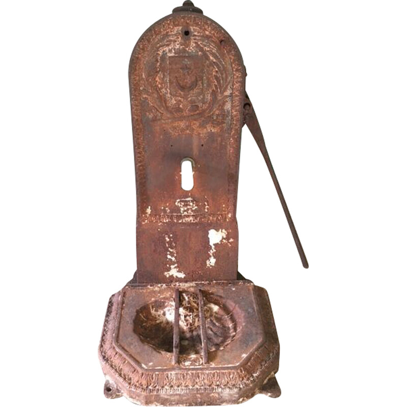 Vintage fountain pump in cast iron and bronze