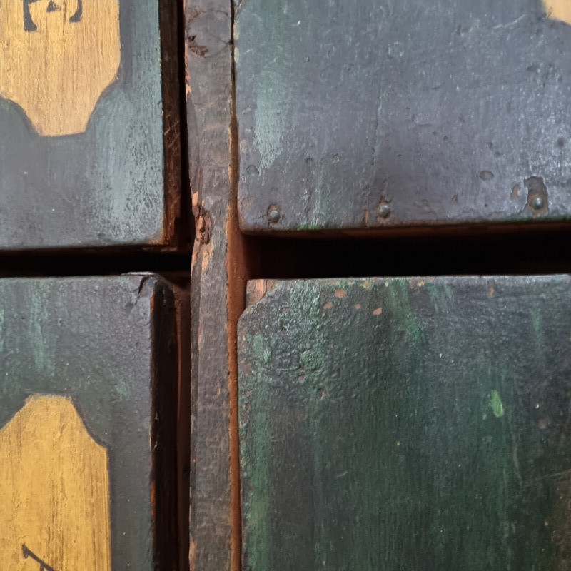 Mueble vintage Art Populaire de pino con 20 cajones