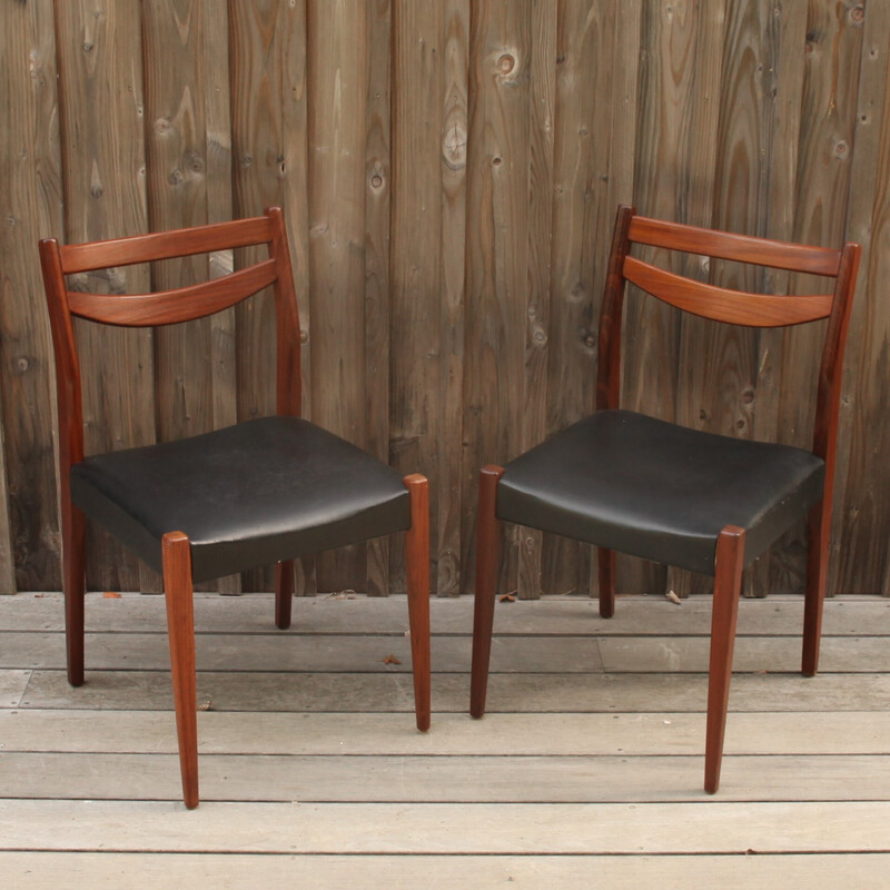 Paar vintage teakhouten en skai stoelen