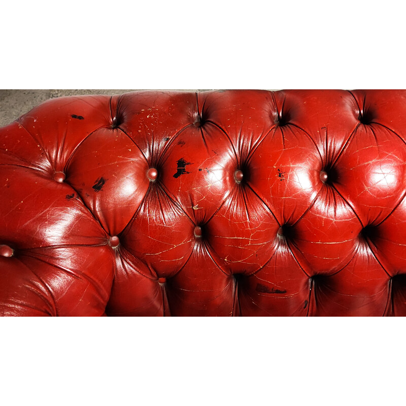 Sofá Chesterfield vintage de 3 plazas en cuero rojo y madera torneada