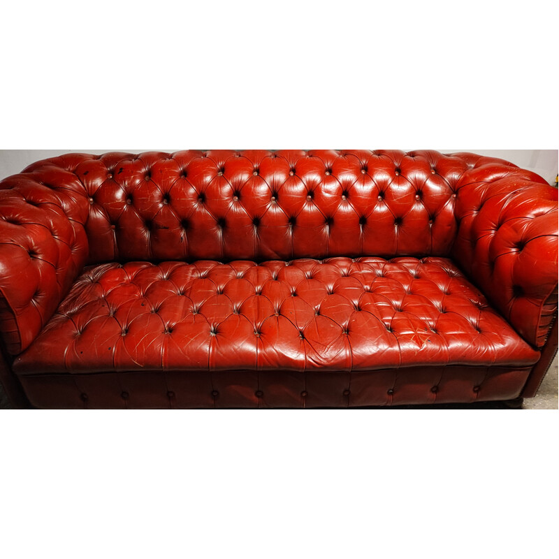 Vintage Chesterfield 3-Sitzer-Sofa aus rotem Leder und gedrechseltem Holz