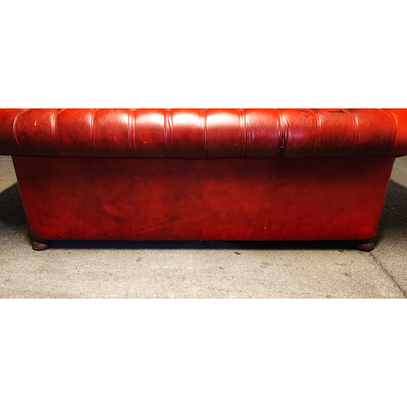 Canapé 3 places vintage Chesterfield en cuir rouge et bois tourné