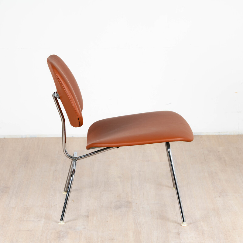 Vintage LCM chair in leather and chrome metal by Ray and Charles Eames for Mobilier international, 1960