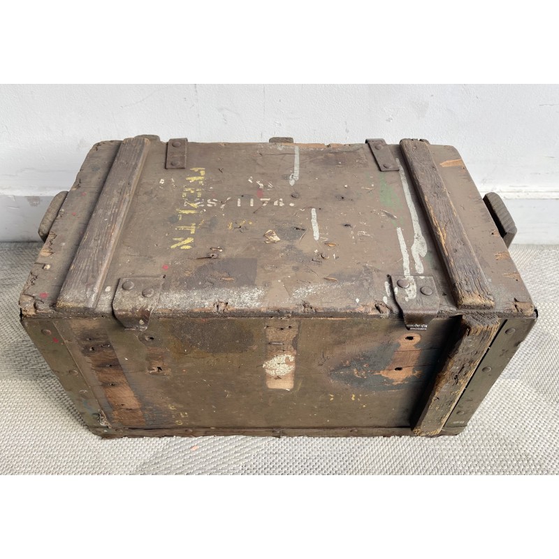 Caja de munición vintage de madera con tapa y asas de cuerda, 1940