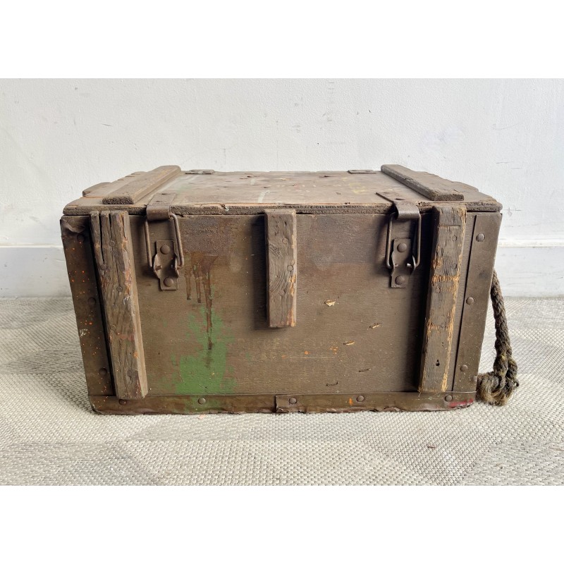 Caja de munición vintage de madera con tapa y asas de cuerda, 1940