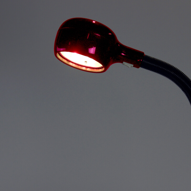 Una lampadina con una lampadina rossa sul fondo
