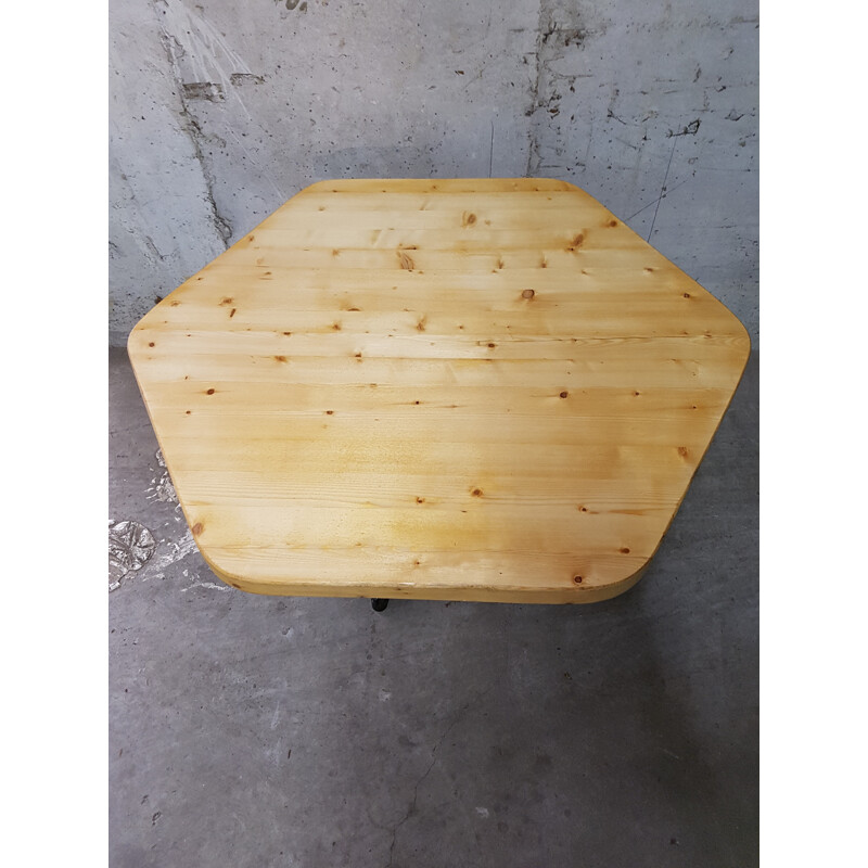 Table pentagonale jaune en bois et en métal de Charlotte Perriand - 1960