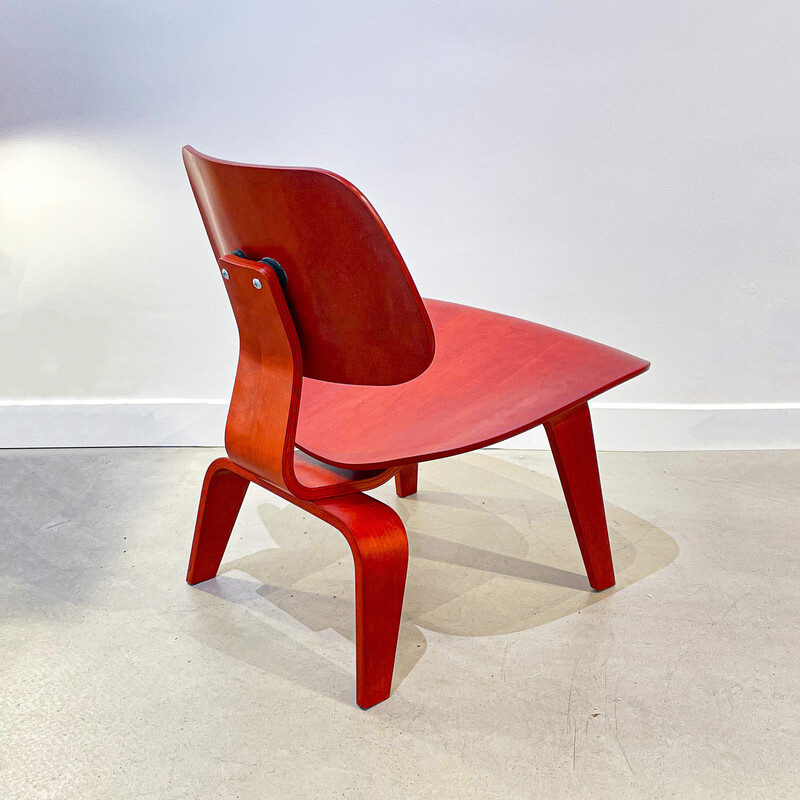 Chaise vintage LCW en frêne teinté rouge de Charles et Ray Eames pour Herman Miller, 2000