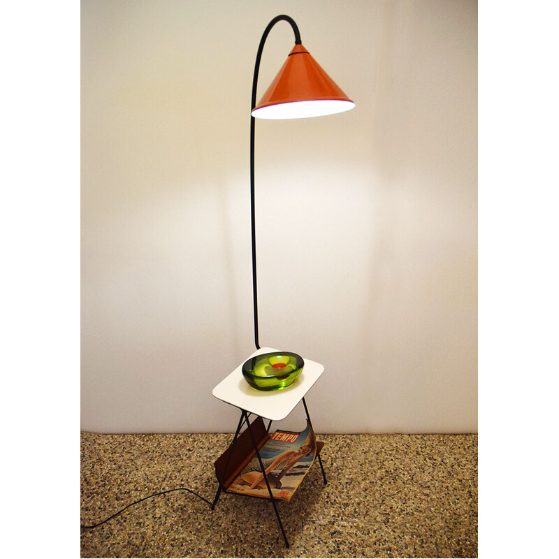 Lampadaire vintage en bois blanc et métal avec table basse et porte-revues, 1950