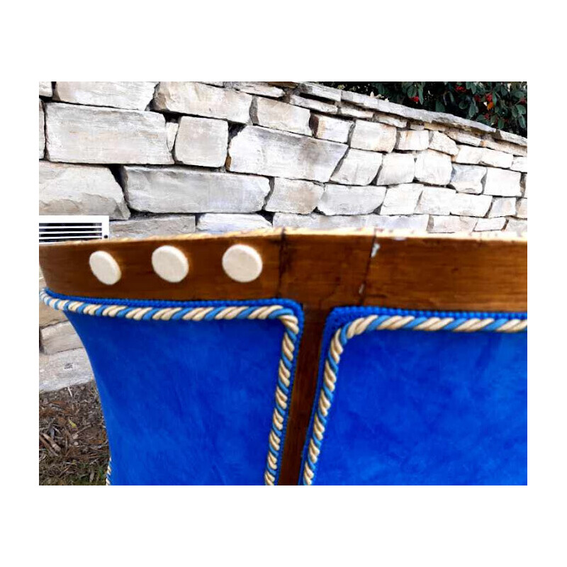 Sofá de 2 lugares com cesto vintage em madeira dourada e tecido azul texturado