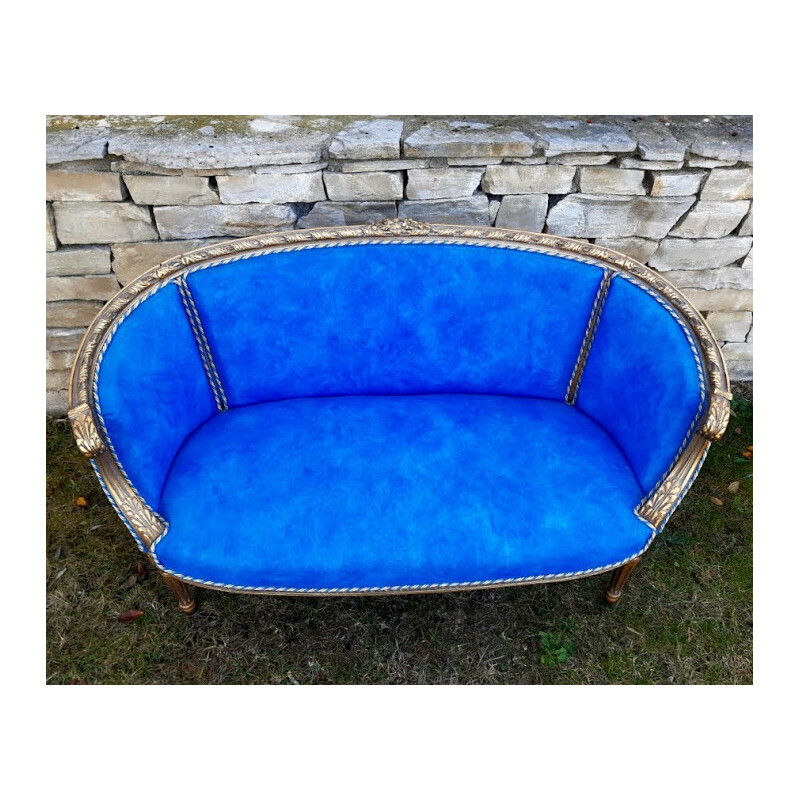 Sofá de 2 lugares com cesto vintage em madeira dourada e tecido azul texturado