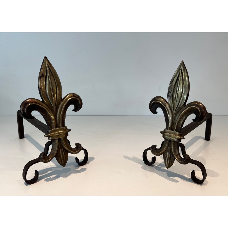 Par de andirões vintage em bronze e ferro forjado representando uma flor-de-lis, França 1940
