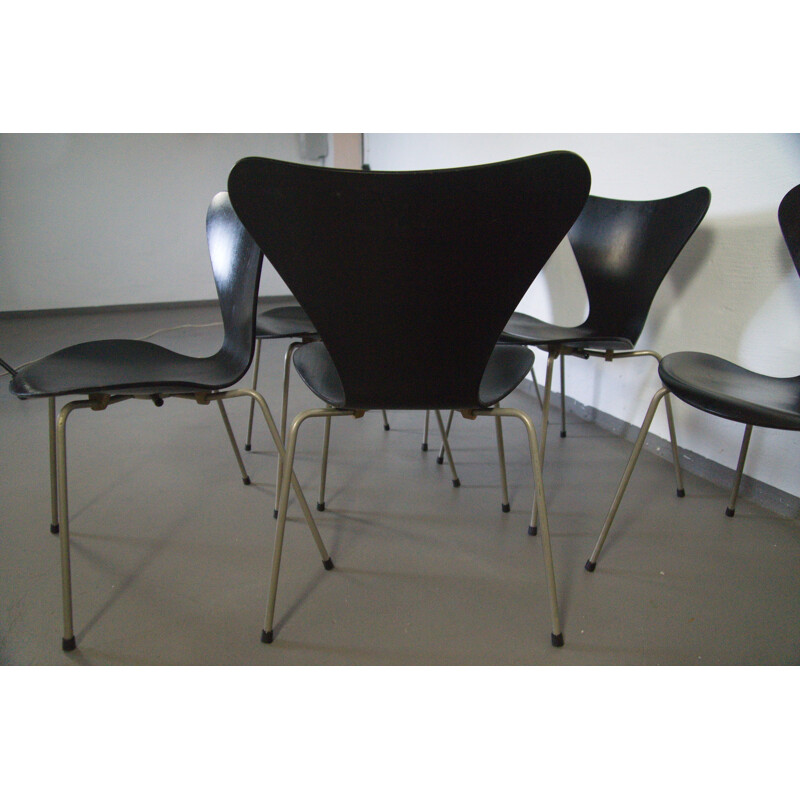 Ensemble de 6 chaises noires en contreplaqué, modèle 3107, d'Arne Jacobsen - 1950