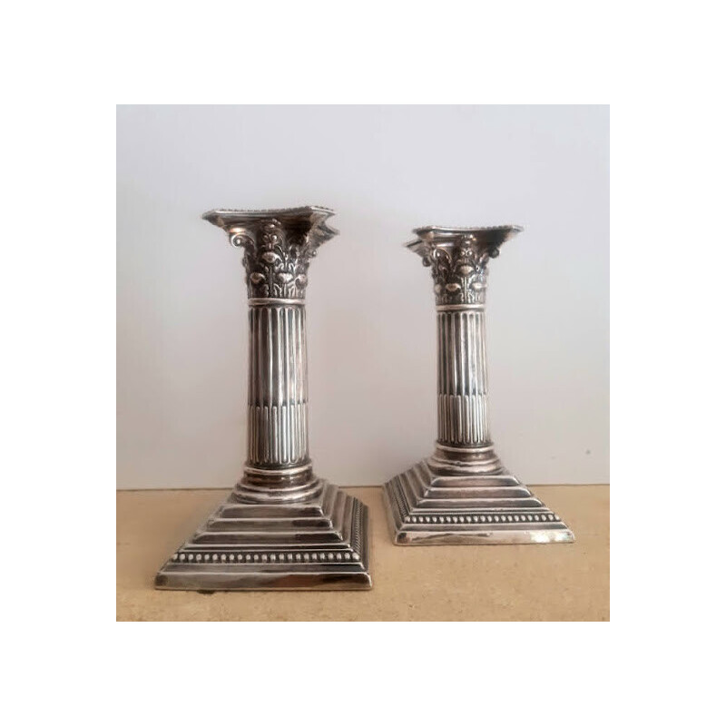 Coppia di candelieri d'epoca a colonna in argento massiccio di William Hutton and Sons