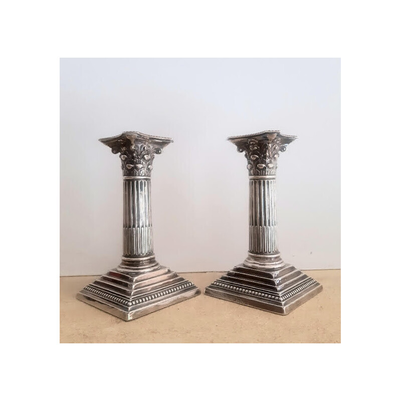 Coppia di candelieri d'epoca a colonna in argento massiccio di William Hutton and Sons