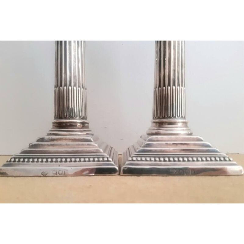 Par de castiçais de coluna em prata maciça vintage da William Hutton and Sons
