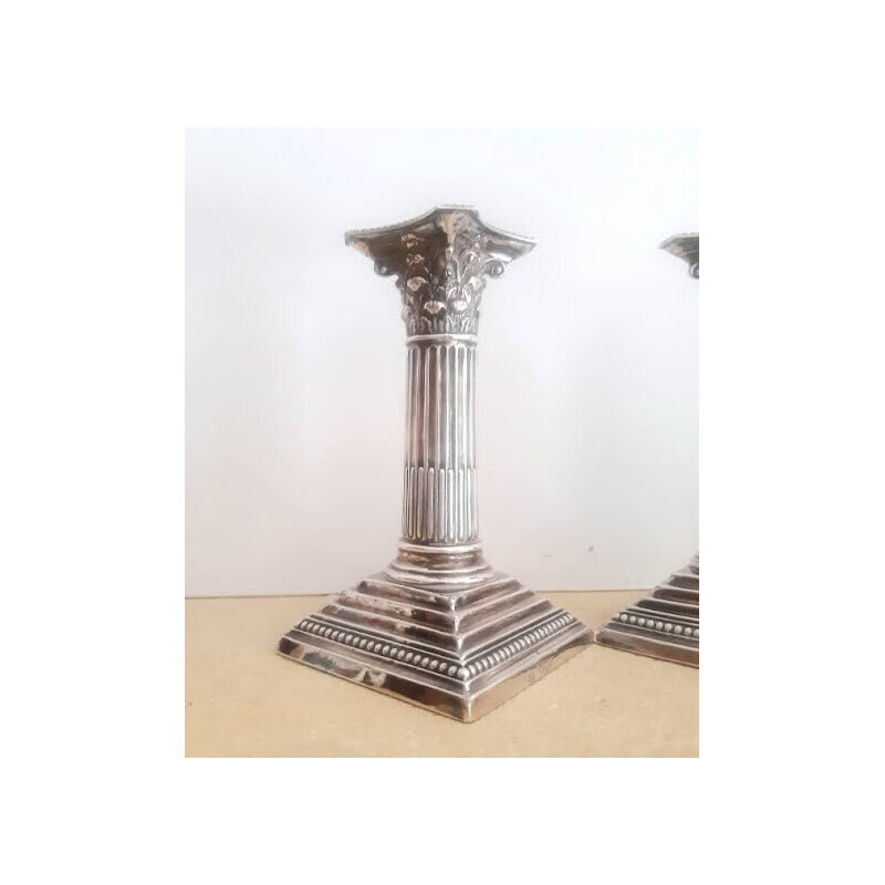 Par de candelabros de columna de plata maciza vintage de William Hutton and Sons