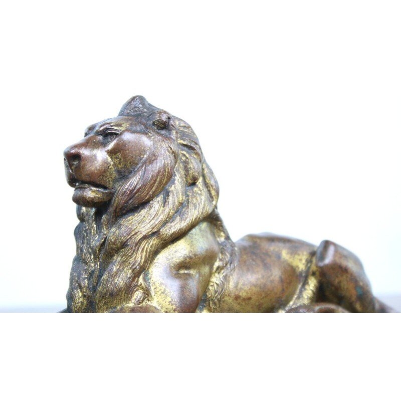 Vintage liggende leeuw in goud gietijzer