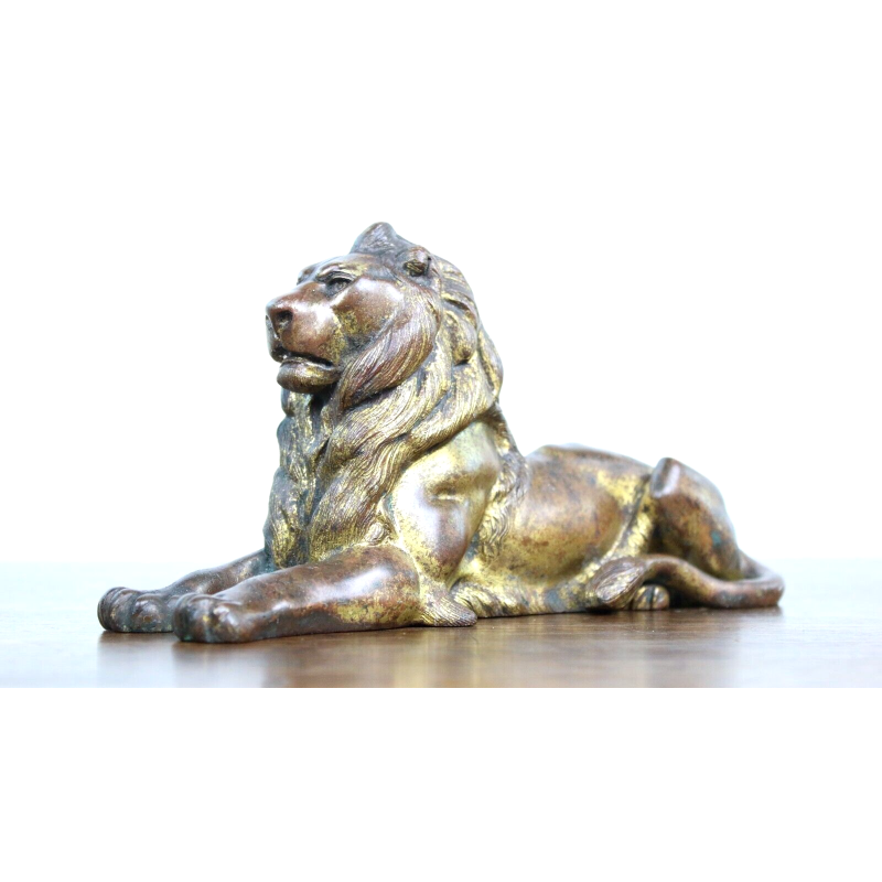 León tumbado vintage de hierro fundido dorado