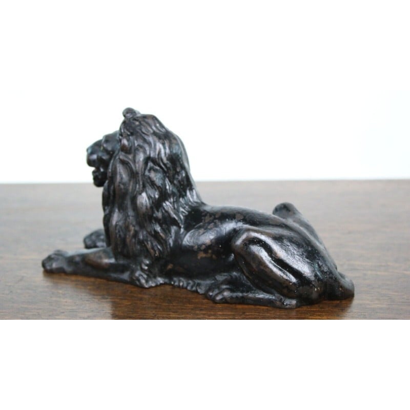 Leão deitado em ferro fundido vintage
